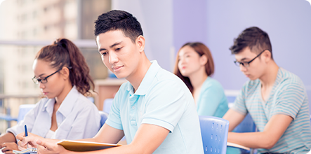 大学で学ぶ外国人学生